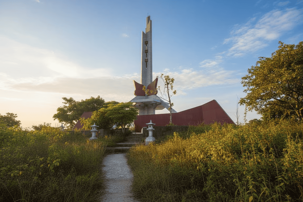 Đ&agrave;i tưởng niệm Anh h&ugrave;ng Liệt sĩ Đồi 37 .